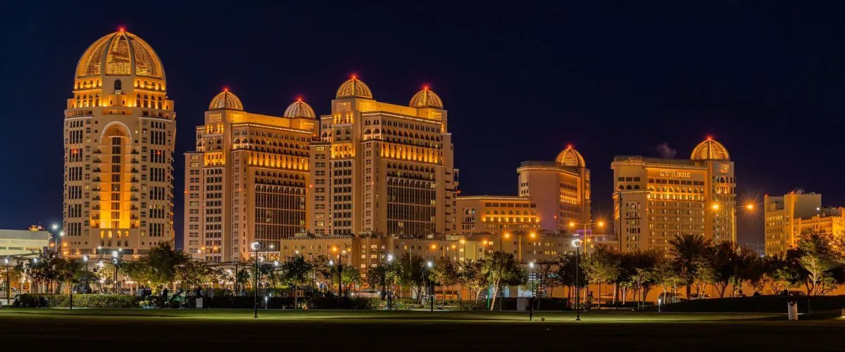 أفضل الفنادق القريبة من ملاعب كأس العالم لكرة القدم في قطر: إعادة تعريف للرفاهية والترفيه