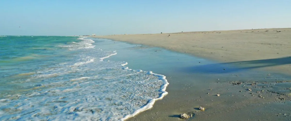 شاطئ أذربيجان في قطر: استرخ على الشاطئ النقي بعيدًا عن رتابة مملّة