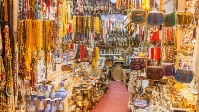 Buy Traditional souvenirs In Souq Saqr