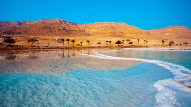 البحر الميت في الأردن: تمتع بتجربة السباحة بدون جهد