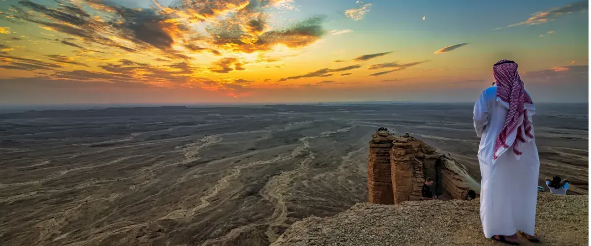 شاهد أفضل غروب الشمس في المملكة العربية السعودية: مزيج من الألوان والسيمفونية البصرية