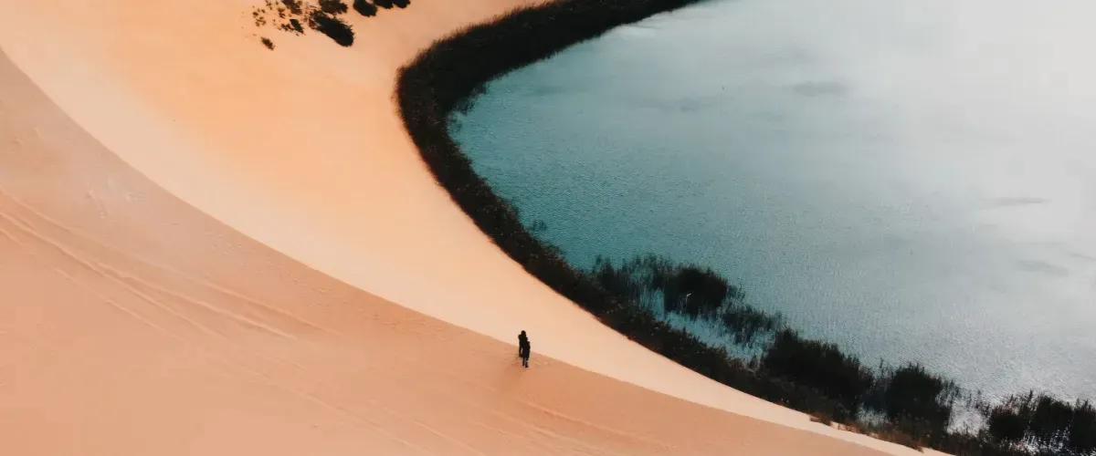 افضل ٨ من بحيرات المملكة العربية السعودية المُوصى بزيارتها: شاهد الجواهر الخفية في صحراء هادئة