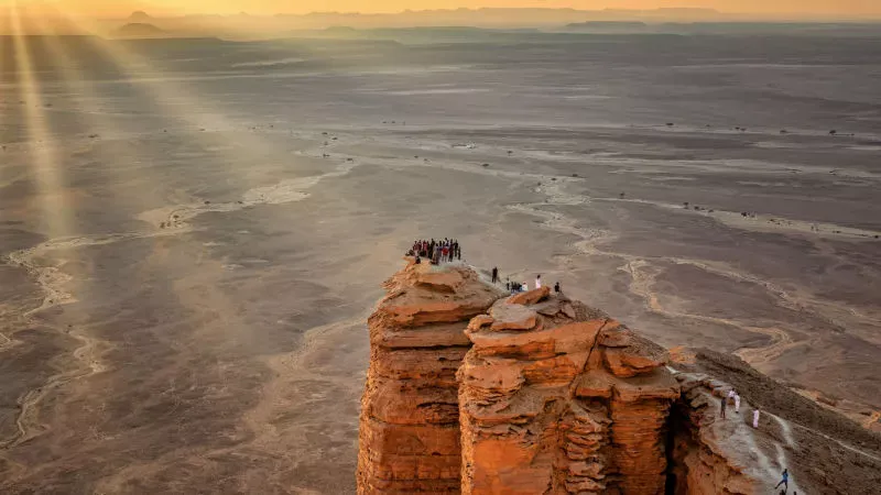 Edge of the World Saudi Arabia: Explore the Unexpected Dramatic Desert Wonder