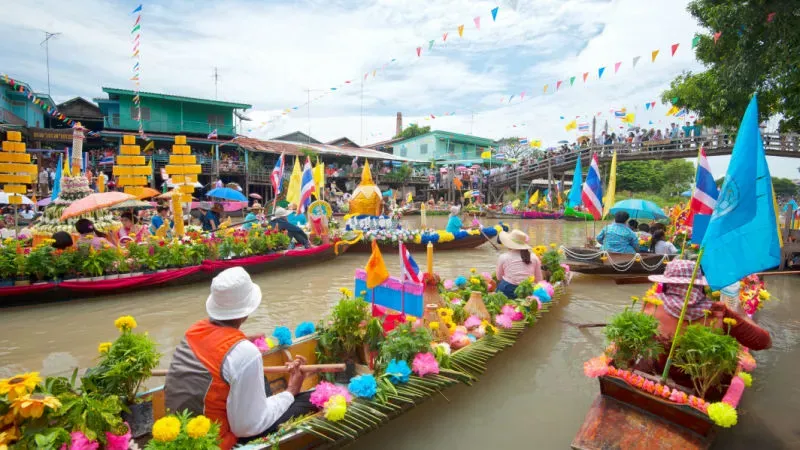 Explore the Floating Markets: Shop in an Exotic Fashion