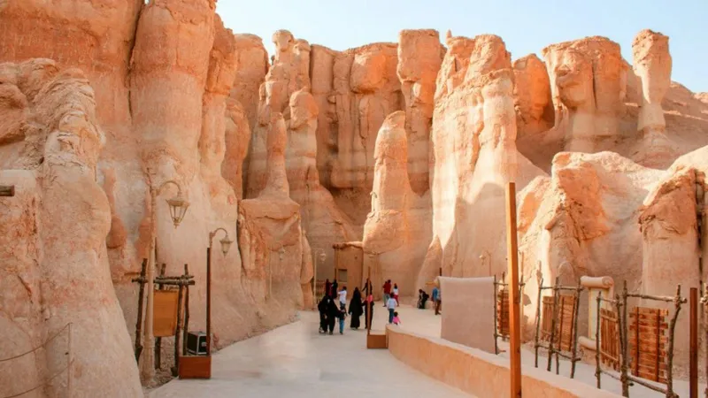 جبل القارة: حيث تلتقي المغامرة بالتاريخ في المملكة العربية السعودية