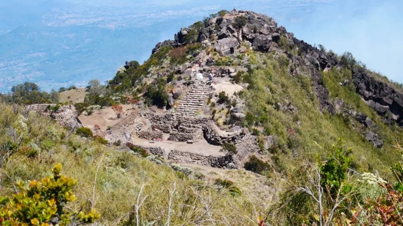 Hike to the Jabal Al-Wa'ara Summit