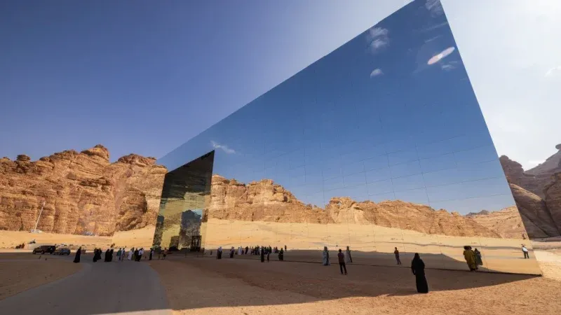 تجربة ثقافية غامرة في قاعة مرايا للحفلات الموسيقية