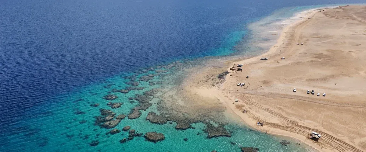 دليل السفر إلى البحر الأحمر: وجهات سياحية شهيرة وأنشطة ممتعة