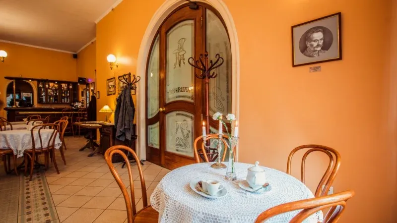 Indulge in the legendary Viennese Coffee House culture