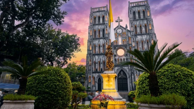 Wander in the Historic Old Quarter