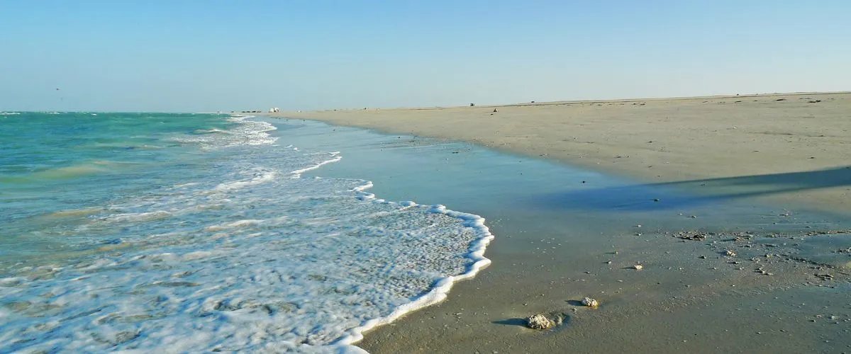 شاطئ المرونة قطر: عجائب طبيعية خلابة تطل على مناظر خلابة