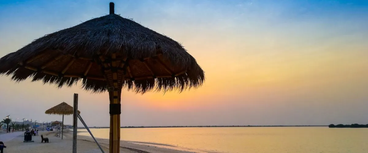 شاطئ الذكيرة قطر: تجربة هادئة على الشاطئ في الخور