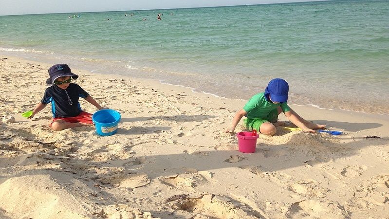 A Placid Spot For Family Near The Beach: Al Maroona