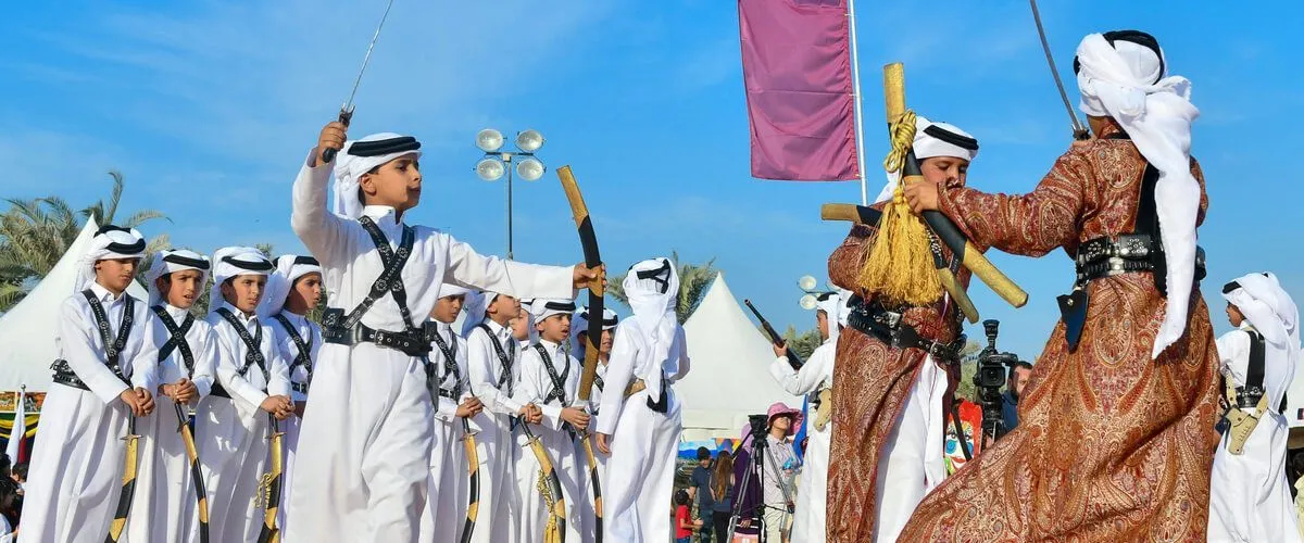 رقصة السيف في قطر: نظرة فاحصة على تقاليد الدولة