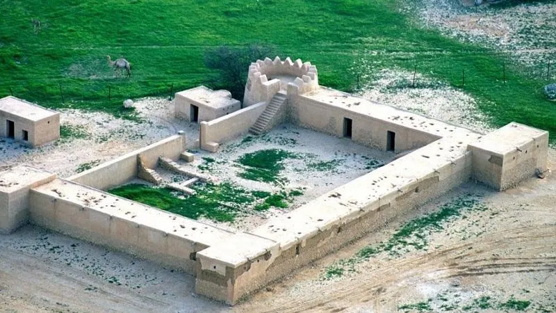 What Does The Fort Of Al Rakayat Feature
