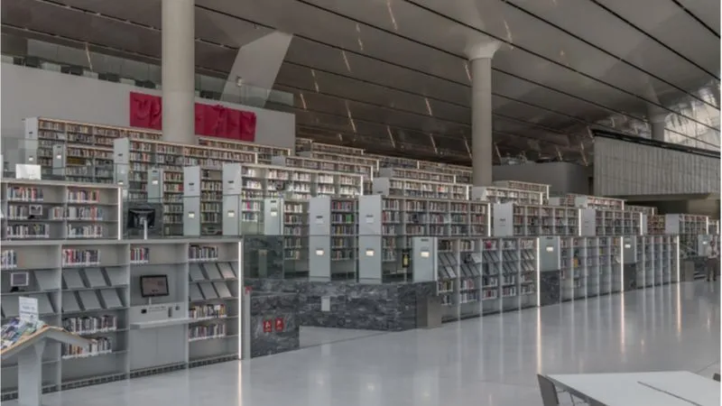 نظرة خاطفة على مجموعة الكتب في مكتبة قطر الدولية 
