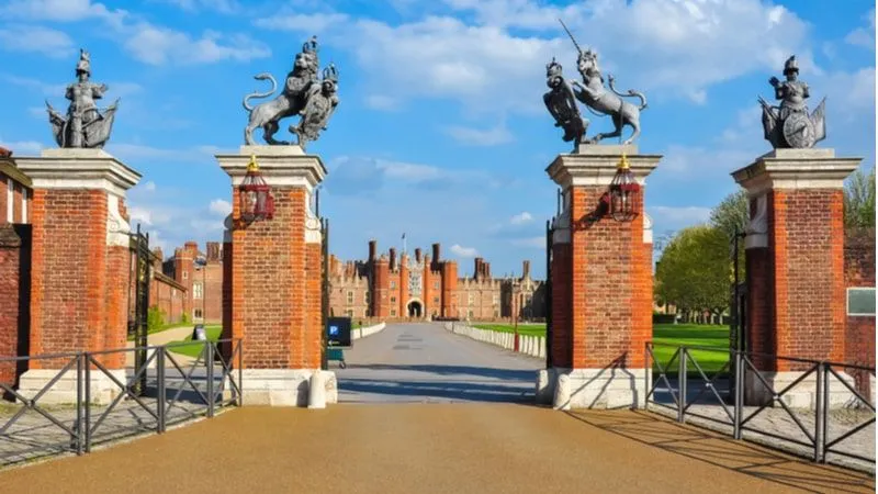 Hampton Court Palace: Grade I listed royal palace