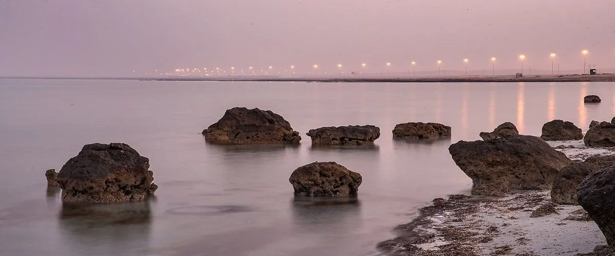 شاطئ أبو سمرة قطر: شاطئ ساحر مزين بلمسة نقية