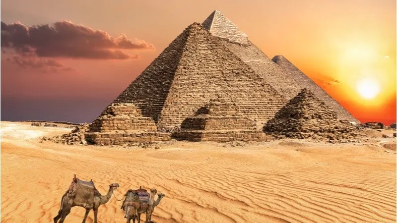 Explore the Stunning Beauty of the Pyramids of Giza