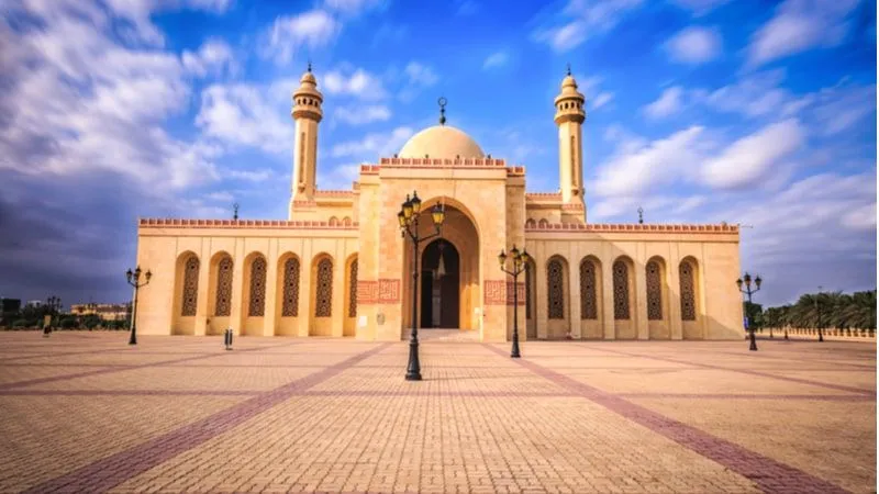 Pay a visit to the Al Fateh Grand Mosque
