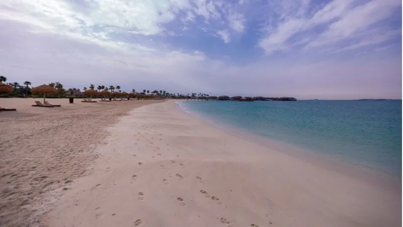 شاطئ الفركية، قطر: استمتع بقضاء وقت هادئ في حضن الطبيعة