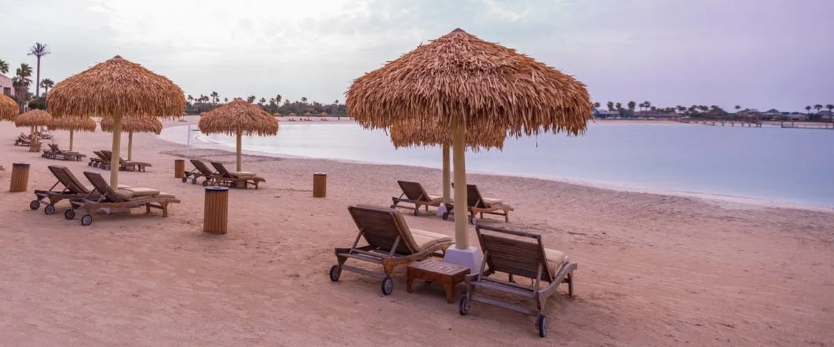 شاطئ الفركية، قطر: لتجديد شبابك وسط جمال الطبيعة السريالي