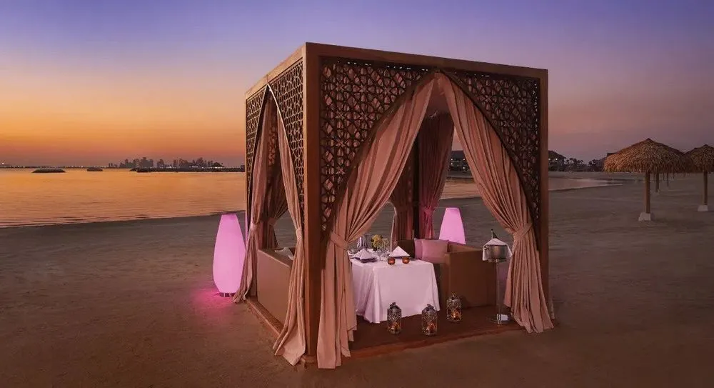 عشاء خاص مصمم بأجواء الطبيعة، منتجع جزيرة البنانا الدوحة: لعشاء على ضوء الشموع