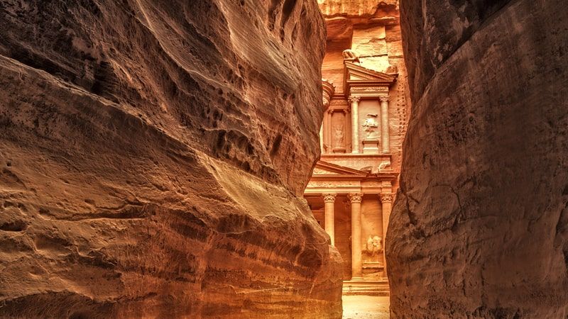 Discover Traces of Ancient Grandeur in the Siq